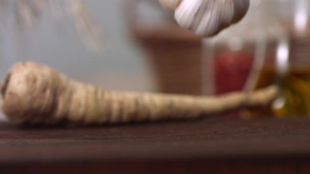 Σκόρδο πέφτει στο τραπέζι — Αρχείο Βίντεο