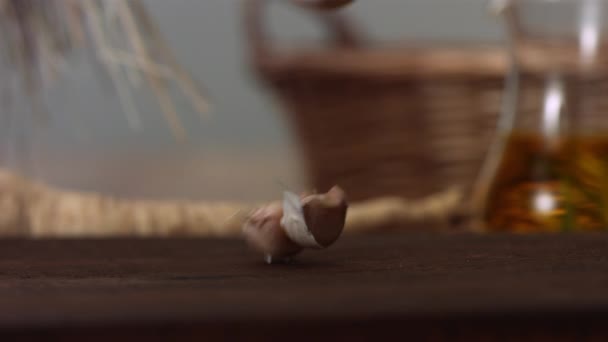 Česnek se vrhne na stůl — Stock video