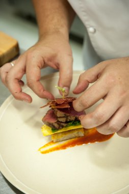 Şef yemek hazırlar