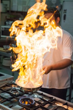Şef Flambeing sığır eti