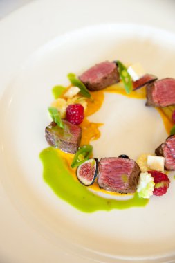 Beyaz tabakta sığır eti