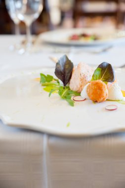 Beyaz tabakta somon köpük