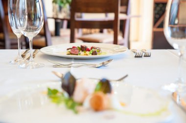 Beyaz tabakta sığır eti