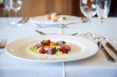 Beyaz tabakta sığır eti