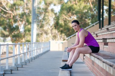 Genç feamle modeli boş bir stadyumda oturdu