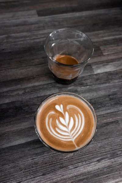 Café Con Leche Con Patrón Atractivo Una Taza Vidrio Sobre —  Fotos de Stock