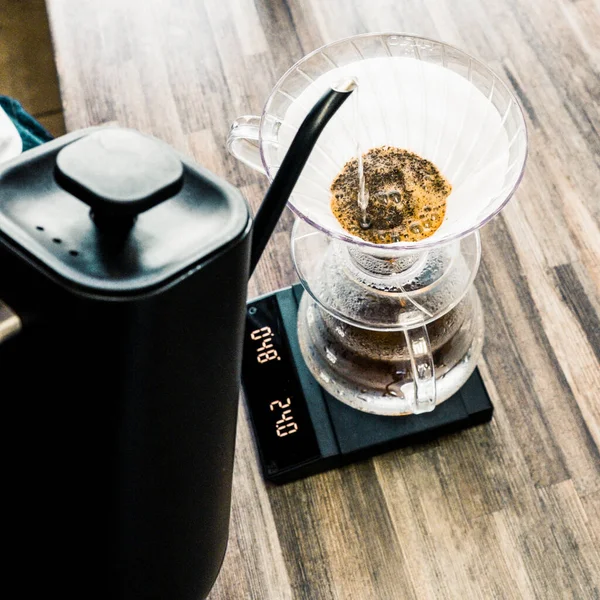 Kahve Makinesinin Üzerine Dökülüyor — Stok fotoğraf