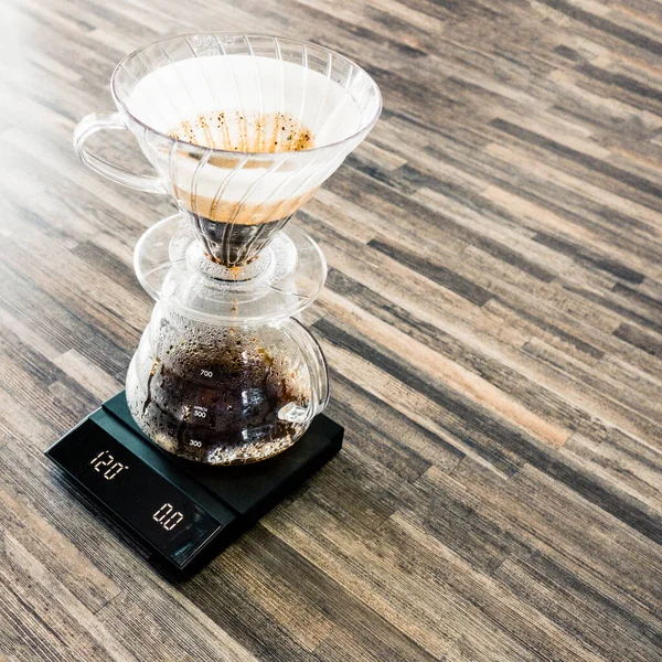Kahve Makinesinin Üzerine Bir Set Terazi Dök — Stok fotoğraf