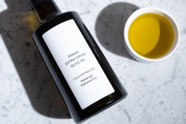 Mermer kaplamalı zeytin yağı şişesi.