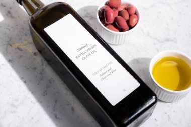 Mermer kaplamalı zeytin yağı şişesi.