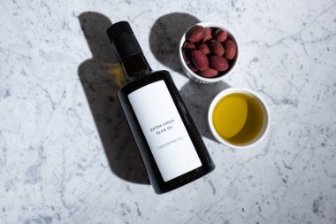 Mermer kaplamalı zeytin yağı şişesi.