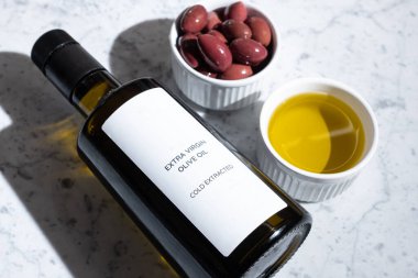 Mermer kaplamalı zeytin yağı şişesi.