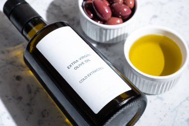 Mermer kaplamalı zeytin yağı şişesi.