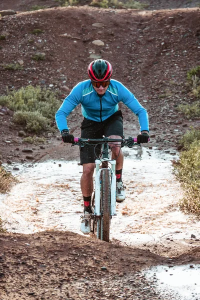 흙탕물 사이를 달리는 산악자전거 — 스톡 사진