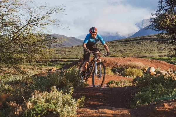 Mountainbiker Rijden Een Enkel Spoor — Stockfoto