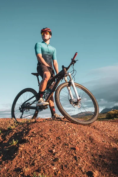 Портрет Горного Велосипедиста Вершине Грунтового Берега Стоковая Картинка