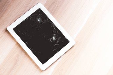 Bir tablet üzerindeki parçalanmış ekranın resmini kapat