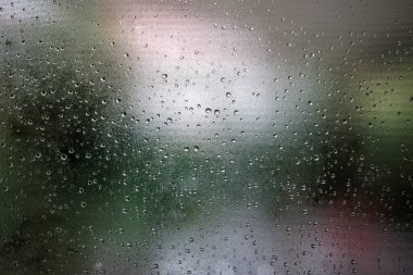 Buzlu cam bir pencerede yağmur damlaları ve yoğunlaşma