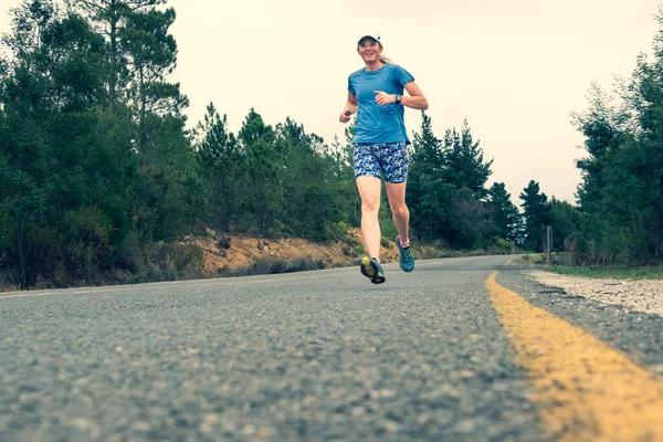 Veertig Iets Trail Runner Loopt Langs Een Onverharde Weg — Stockfoto