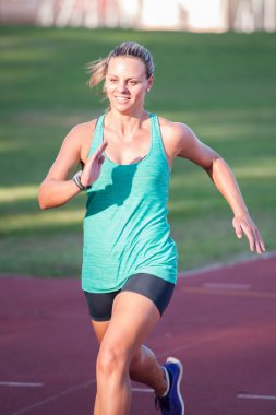 Kadın atlet atletizm yolda