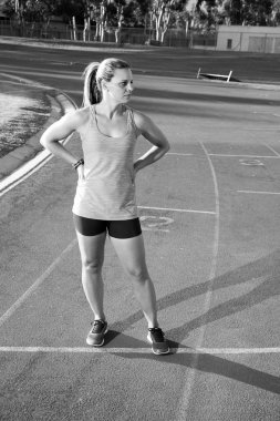 Kadın atlet atletizm yolda