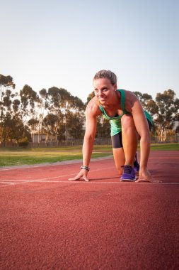 Kadın atlet atletizm yolda