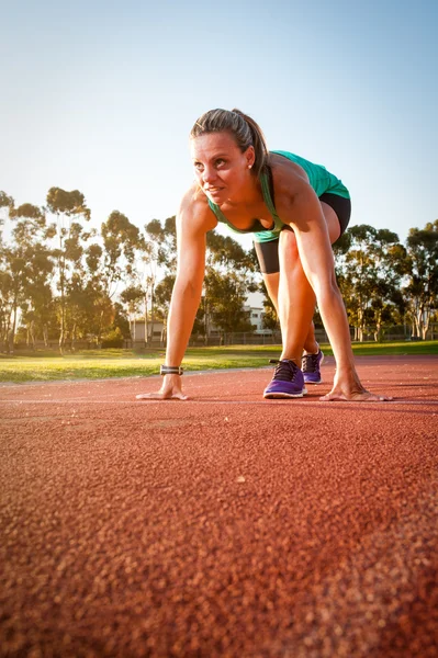 Une coureuse sur une piste d'athlétisme — Photo