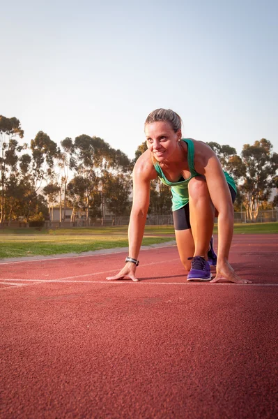 Une coureuse sur une piste d'athlétisme — Photo