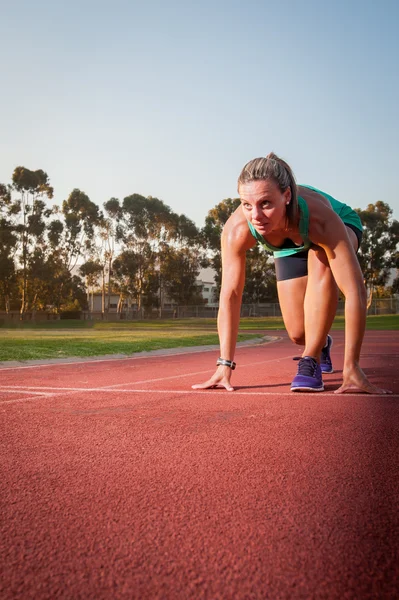 Une coureuse sur une piste d'athlétisme — Photo