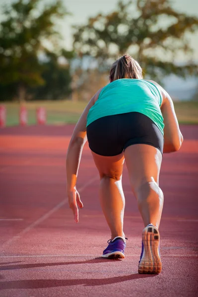 Une coureuse sur une piste d'athlétisme — Photo