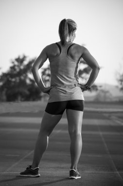 Kadın atlet atletizm yolda