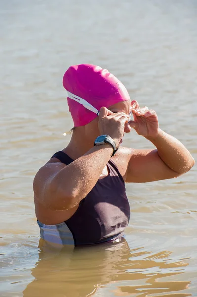 Female swimmer in a dam — Stock Photo, Image