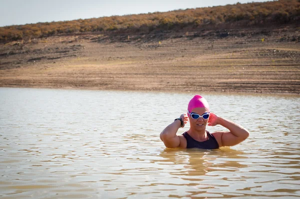 Female swimmer in a dam — Stock Photo, Image