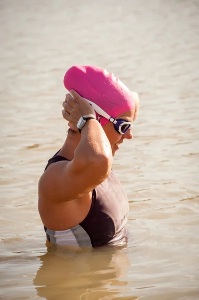 Female swimmer in a dam — Stock Photo, Image