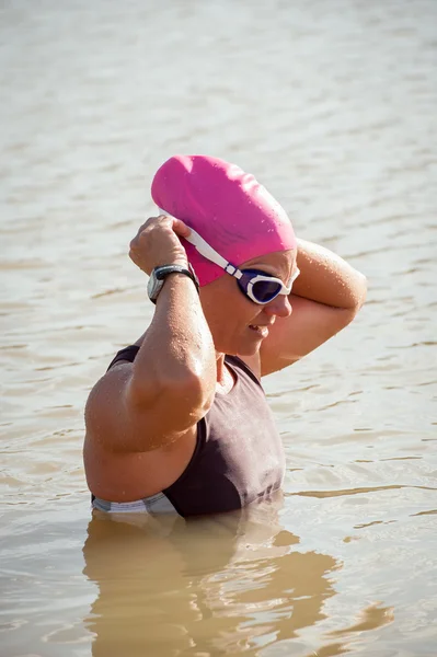 Female swimmer in a dam — Stock Photo, Image