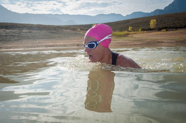 Female swimmer in a dam — Stock Photo, Image