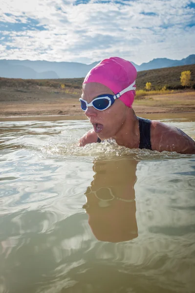 Femme nageuse dans un barrage — Photo