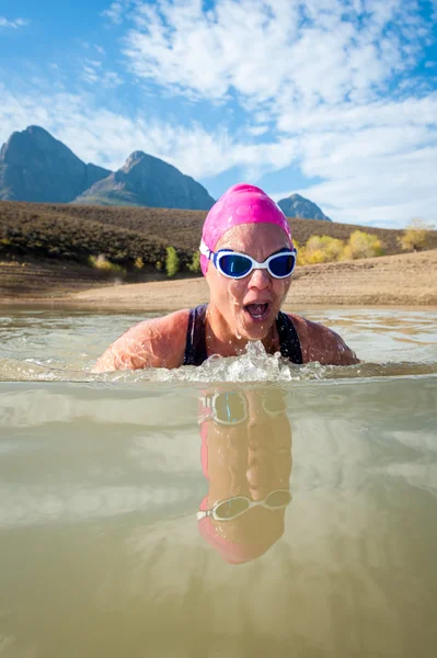 Femme nageuse dans un barrage — Photo