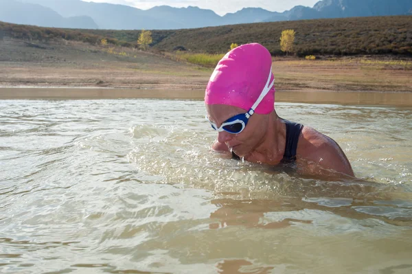 Female swimmer in a dam — Stock Photo, Image