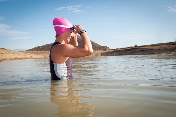 Female swimmer in a dam — Stock Photo, Image