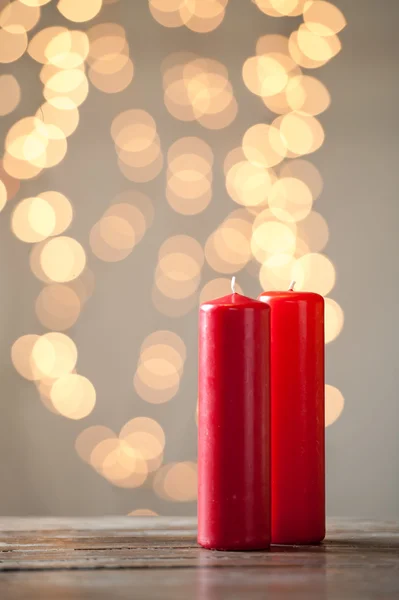 Julljus på ett träbord. — Stockfoto