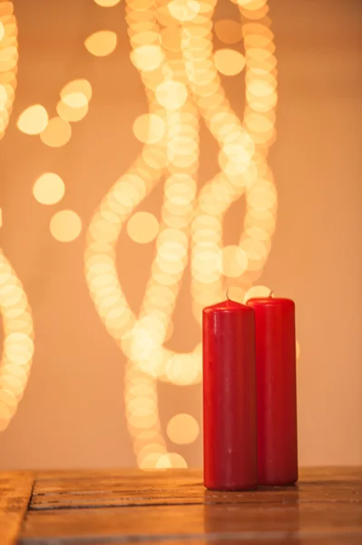 Bougies de Noël sur une table en bois — Photo