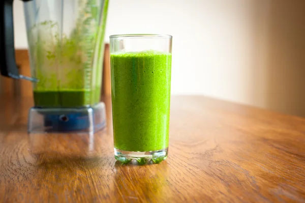 Smoothie verde en una mesa — Foto de Stock