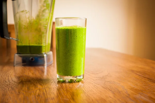 Smoothie verde en una mesa — Foto de Stock