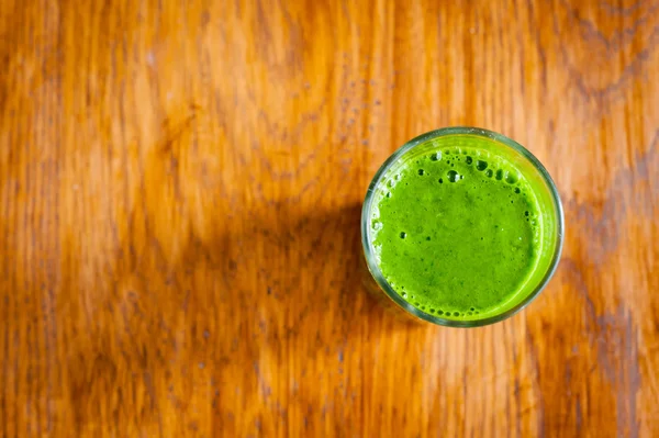 Smoothie verde en una mesa — Foto de Stock