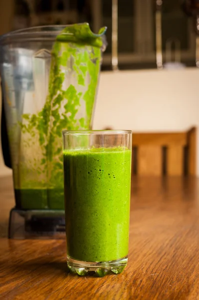 Smoothie verde en una mesa — Foto de Stock