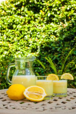 Sürahi ve ev yapımı limonata