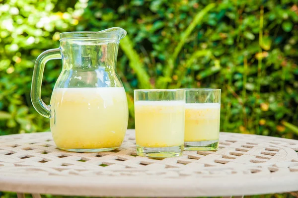 Caraffa e bicchieri di limonata fatta in casa — Foto Stock