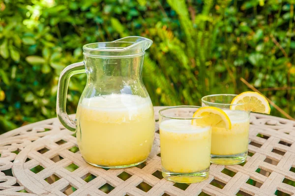 壶和杯自制柠檬水 — 图库照片