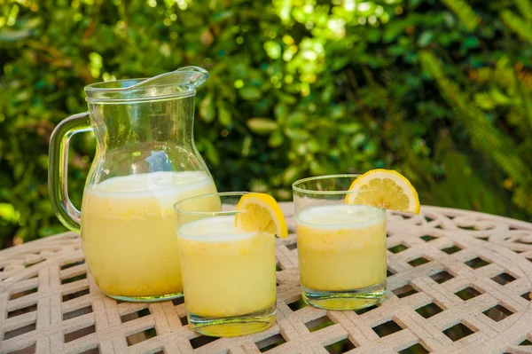 Kruik en glazen zelfgemaakte limonade — Stockfoto